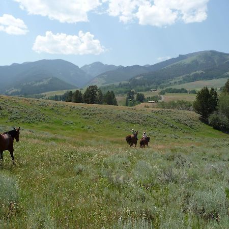 Mcdonald'S Ranch Lodge Gardiner Buitenkant foto