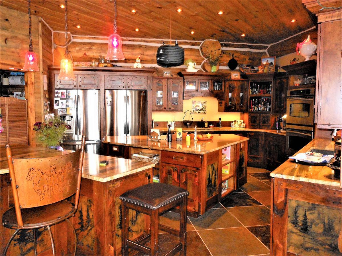 Mcdonald'S Ranch Lodge Gardiner Buitenkant foto